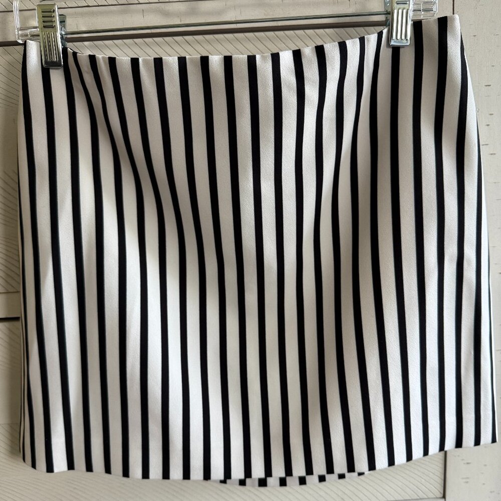 NWT ALICE + OLIVIA FREE STRIPE MINI SKIRT - BLACK AND WHITE - SOLD OUT - SZ 8